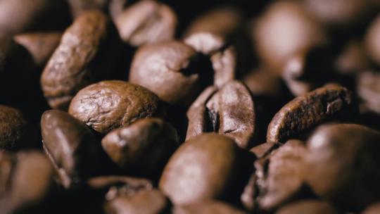 特写平移咖啡豆。原料