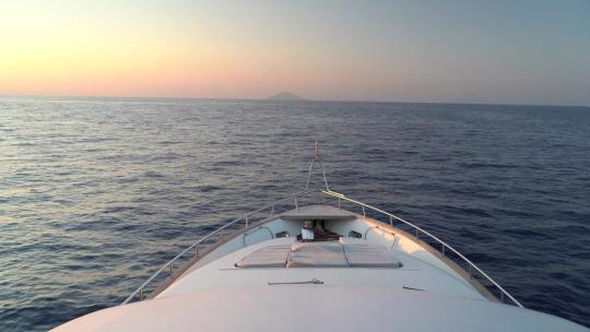 在夕阳下航行穿过海洋视频素材模板下载