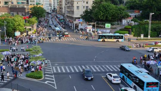 繁华街道路口斑马线人群过马路