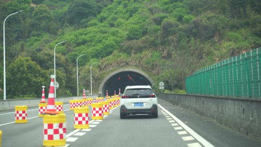 公路指示牌道路养护高速公路分流修建隧道