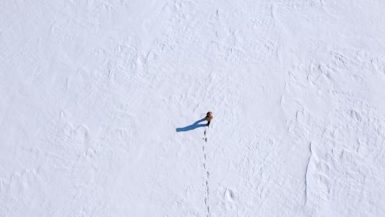 航拍雪地行走脚步脚印视频素材模板下载