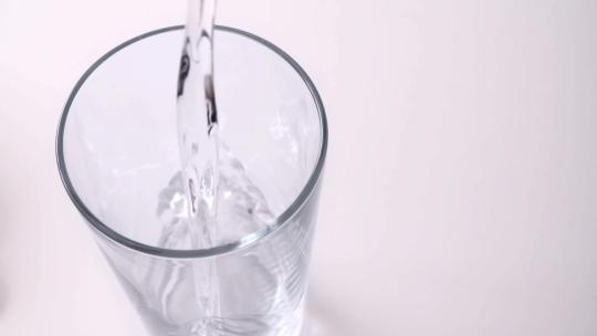 健康饮用纯净水、水杯倒水