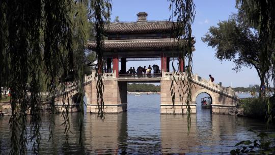 柳树后面的北京颐和园西堤豳风桥