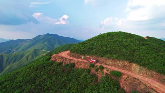 越野汽车在高山上行驶17个片段合集