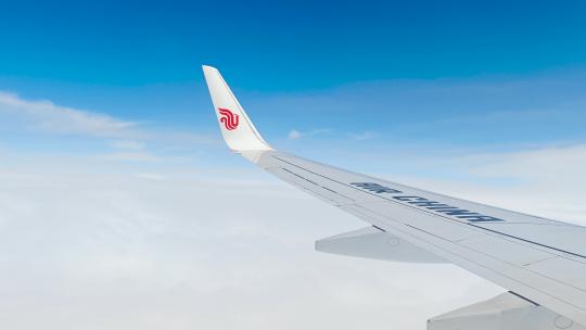 透过飞机窗口观看云层和风景