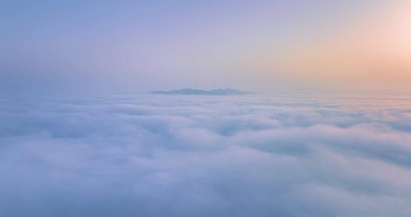 清晨云海及远处山峰上风电场的航拍延时