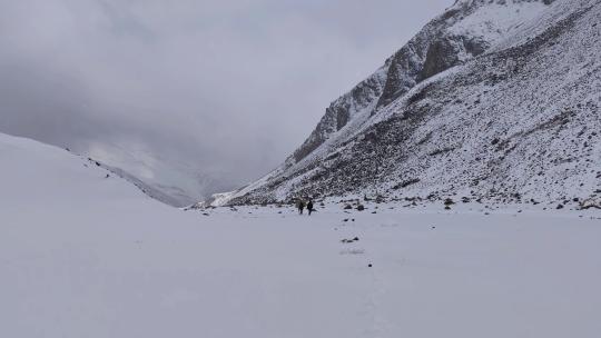 四川阿坝松潘岷山山脉雪中牵马的牧民
