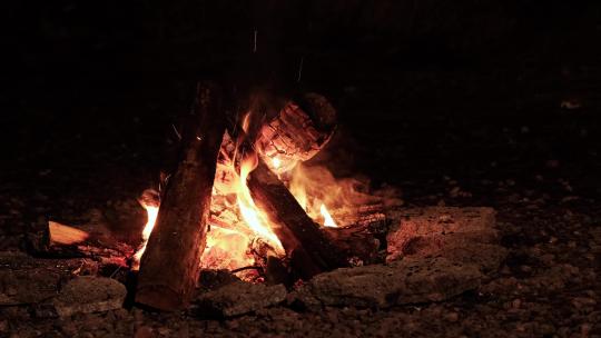 4K拍摄户外露营燃烧着的篝火堆