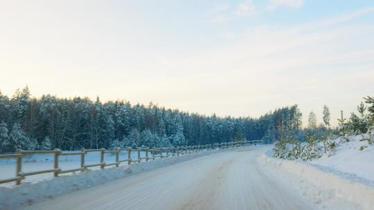 日落背景下的神奇冬季驾驶高清在线视频素材下载