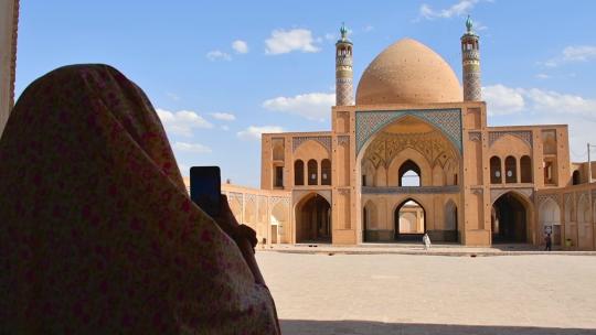游客在清真寺拍照视频素材模板下载