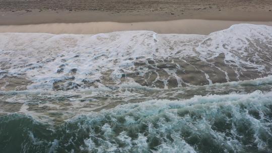 海浪沙滩海浪拍打沙滩航拍旅拍素材潮汐