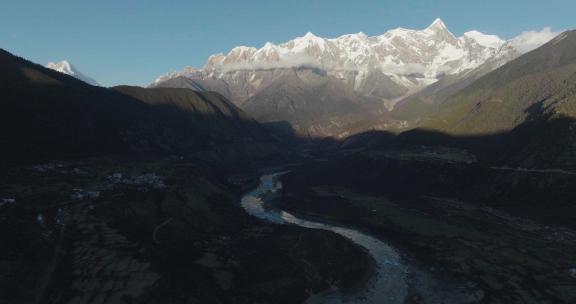 西藏派墨公路山峦河流汽车航拍