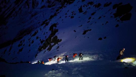 攀登四川甘孜贡嘎山区那玛峰的登山者夜行