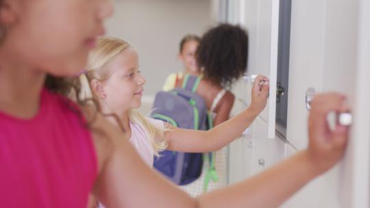 女孩打开学校储物柜的视频视频素材模板下载