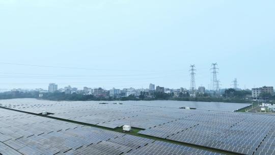 雾霾天航拍新能源光伏太阳能发电站