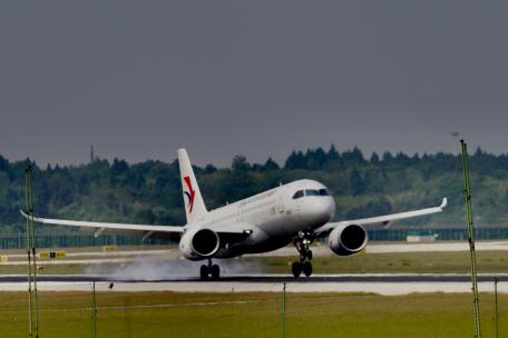 C919降落成都天府国际机场1080p转2K增稳