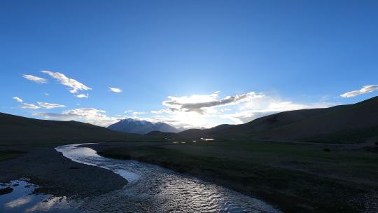 晴朗的日子日落的时候小河延时摄影