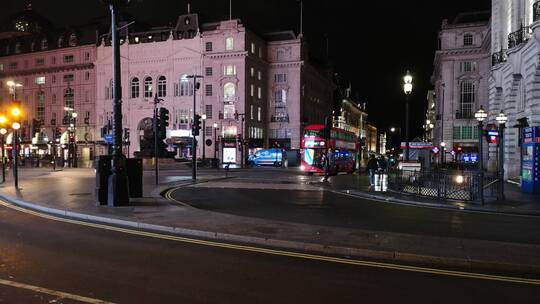 伦敦城市夜间街道交通的低角度镜头