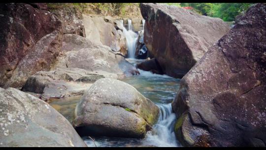 4k原始森林水冲击石头小溪石头河流激流