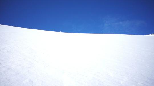 慢动作男子在粉雪中滑雪