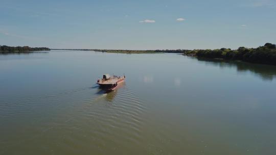 河中的小型空渡船