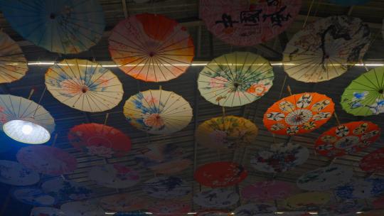 中国风春节古风装饰油纸伞复古灯光吊顶特写