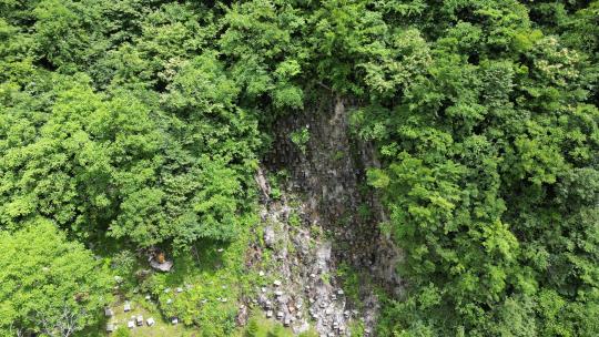 航拍湖北神农架官门山景区悬崖蜂箱