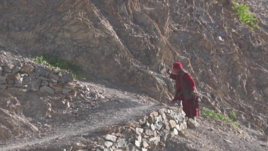 西藏老人爬山