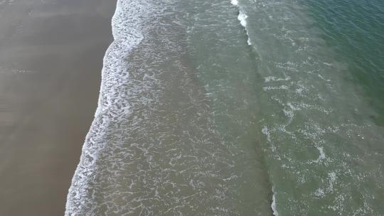 FPV无人机航拍海浪冲击沙滩阿维拉海滩加州