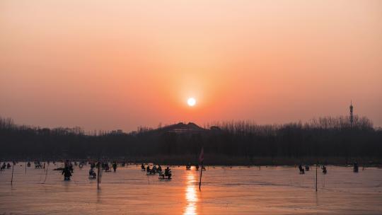 夕阳下冰面滑冰的游客人群延时摄影