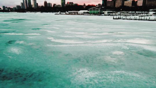 日落下冬天的城市