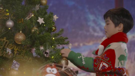 唯美欧美圣诞节氛围小孩挂铃铛装扮布置圣诞视频素材模板下载