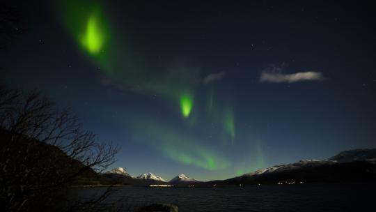 挪威北极光和过往车辆的延时拍摄4K