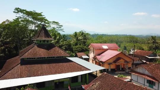 印度尼西亚Java农业村温杜萨里的小清真寺，鸟瞰图
