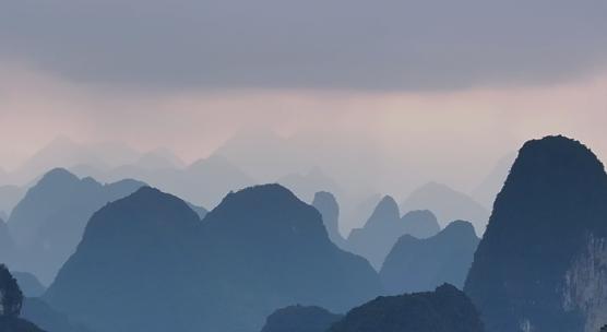 阴雨中的桂林山水如一幅水墨画