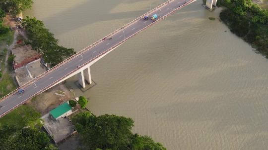俯视图车辆穿过孟加拉国浑水河上的加布汗桥