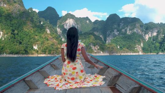 山川与湖面长尾船上的女孩