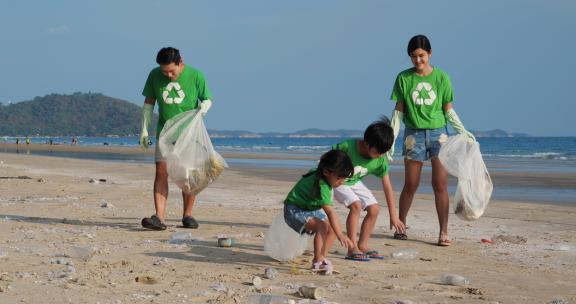 家庭志愿者海边捡垃圾