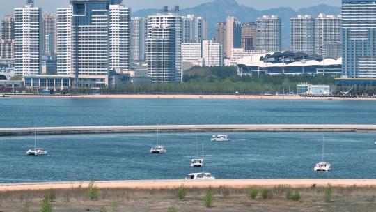 航拍沿海城市海岸线游艇码头