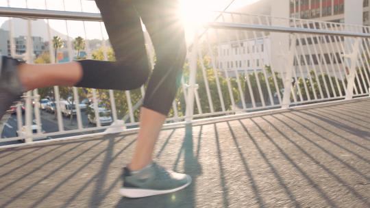 健身女人在桥上跑步和慢跑 
