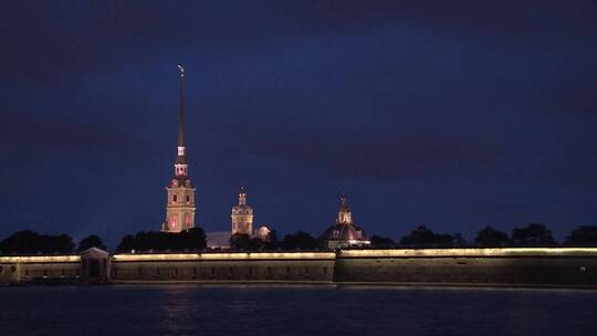 夜晚圣彼得堡的城墙