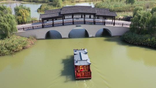 扬州北湖湿地公园游客船航拍