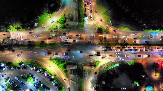 建筑物视频素材-夜间交通在多段道路与交叉口
