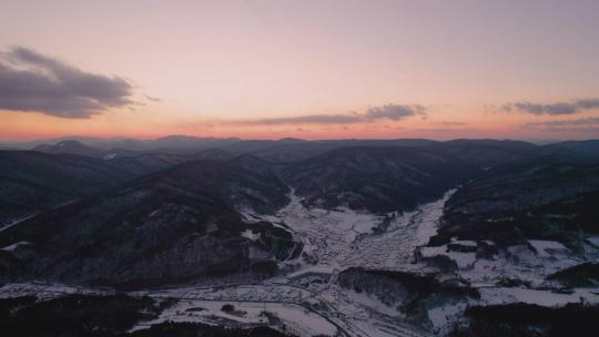 4k航拍雪后的山林日落