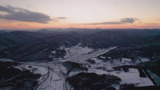 4k航拍雪后的山林日落