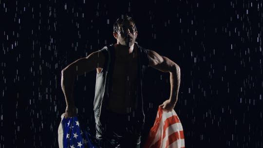 雨中带着美国国旗的胜利者