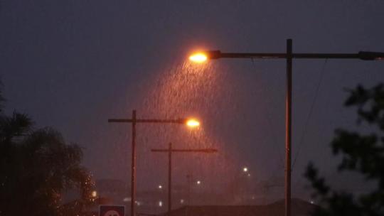 路灯下雨 雨夜下的路灯 孤独氛围镜头