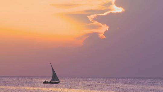 黎明海上日出帆船剪影太阳升起