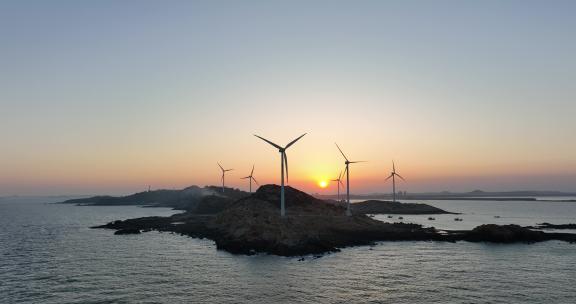 日出海上风车航拍夕阳风车发电风能海上岛屿