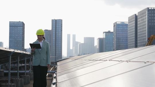 女性工程师在屋顶光伏太阳发电厂工作